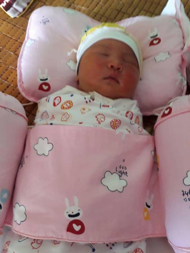 Bé sơ sinh nặng 4,2 kg bị bỏ rơi trước cửa nhà dân - 1
Bé gái sơ sinh nặng tới 4,2kg bị bỏ rơi.