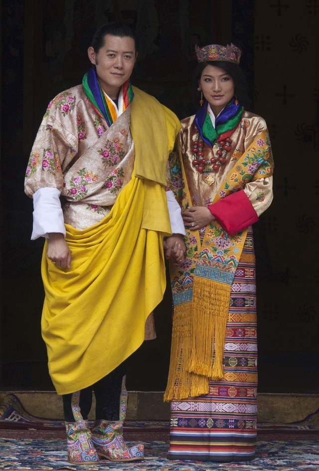 Đám cưới của Nhà vua Bhutan Jigme Khesar Namgyel Wangchuck và Hoàng hậu Jetsun Pema đã diễn ra tại Punakha, Bhutan năm 2011. Trang phục cưới của Hoàng hậu Pema là một thiết kế truyền thống của đất nước Bhutan. (Ảnh: Reuters)