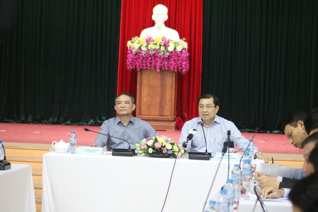 Bí thư, Chủ tịch Đà Nẵng chủ trì họp khẩn khắc phục mưa bão trước giờ khai mạc APEC - 1 Bí thư, Chủ tịch Đà Nẵng chủ trì họp khẩn khắc phục mưa bão trước giờ khai mạc APEC