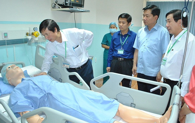 Trường ĐH Y khoa Phạm Ngọc Thạch tuyển thí sinh cả nước từ năm nay - 1 Bí thư Thành uỷ TPHCM Đinh La Thăng thăm phòng thực hành của trường ĐH Y khoa Phạm Ngọc Thạch cách đây 1 tháng