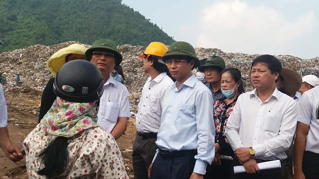 Cách chức Bí thư Đà Nẵng: "Lãnh đạo đừng chỉ biết vun vén cho bản thân!" - 1
Bí thư Thành ủy Đà Nẵng Nguyễn Xuân Anh thị sát bãi rác Khánh Sơn khi mới lên nhậm chức.