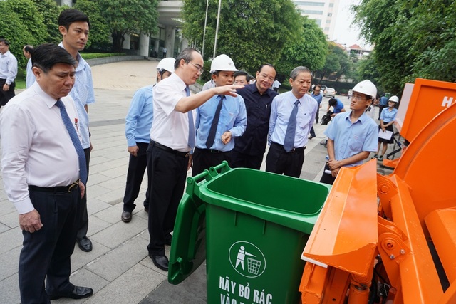Dân phân loại rác, đơn vị thu gom lại... gộp chung tất cả đi chôn lấp - 2 Bí thư Thành ủy TPHCM Nguyễn Thiện Nhân tham quan mô hình xe thu gom rác cỡ nhỏ