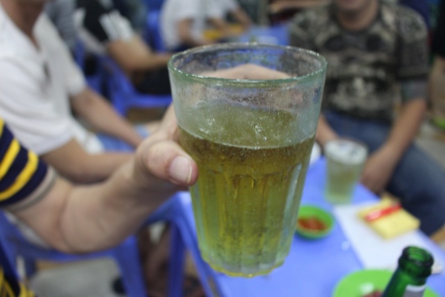 
Uống bia lạnh giải khát nên vào mùa nắng nóng, các quán bia cũng đông khách hơn ngày thường.

