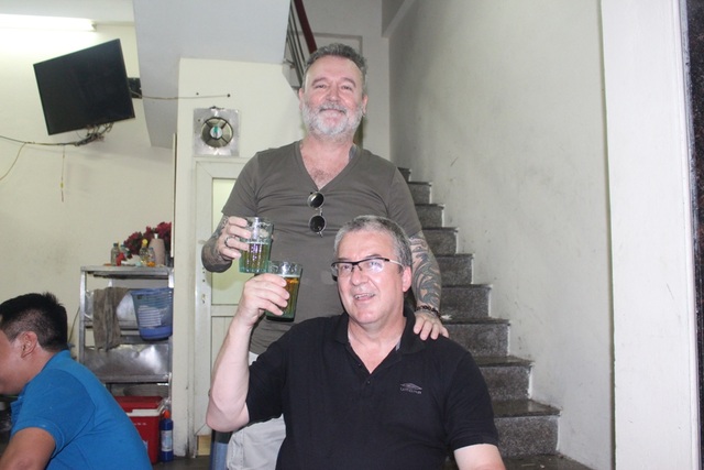 Người nước ngoài cũng đặc biệt yêu thích bia hơi. Một họa sĩ người Pháp đã có 6 năm sinh sống và làm việc tại Hà Nội cho rằng, với anh, bia hơi có một vẻ đẹp riêng, không giống với bất kì thức uống nào ở nước Pháp. Khi người bạn thân đến Việt Nam, anh ngay lập tức đưa bạn mình tới thưởng thức món bia đặc sắc của Hà Nội.