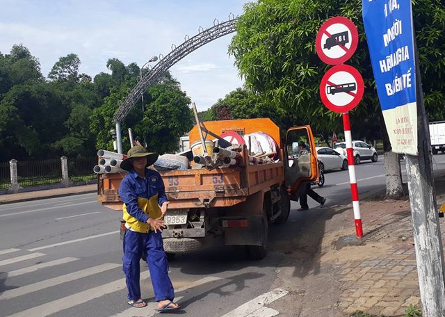 Thay thế biển báo gây tranh cãi đã hết hiệu lực nửa năm - 3 Theo quy định mới, xe tải có tải trọng từ 1,8 tấn trở lên, xe khách 16 chỗ ngồi trở lên sẽ bị cấm đi vào 75 tuyến đường nội thành Tp Vinh trong khoảng thời gian từ 6h-22h hàng ngày