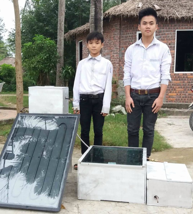 Hai học trò lớp 9 chế tạo máy chưng cất nước biển thành nước ngọt - 1 Ngô Thành Đạt (bên phải), Nguyễn Tiến Dũng và máy chưng cất nước ngọt từ nước biển