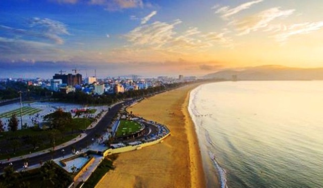 Bình Định: Phát triển công nghiệp đi đôi với du lịch - 2 Du lịch Bình Định đang được đánh thức thể hiện qua du khách đến địa phương này 3 tháng đầu năm 2017 tăng đột biến (Một góc biển và TP Quy Nhơn - ảnh: Nguyễn Dũng)