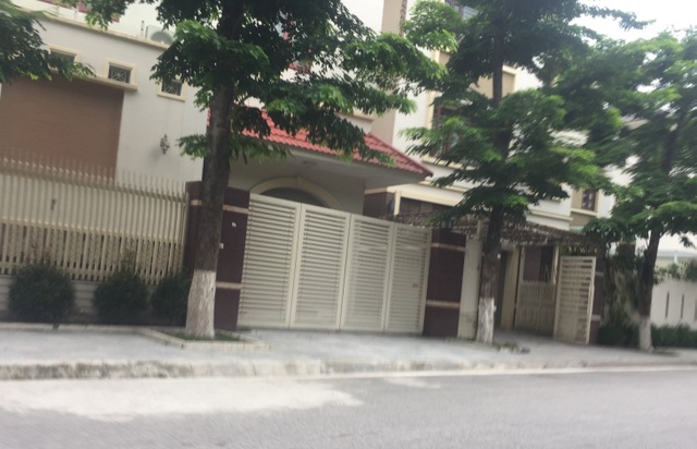 Hình ảnh khu "biệt thự quan chức" ồn ào ở Lào Cai - 9
Trước những băn khoăn của dư luận về khu biệt thự này, đại biểu Quốc hội Lưu Bình Nhưỡng cho rằng, lãnh đạo tỉnh Lào Cai nên có giải thích rõ ràng cho báo chí để thông tin. Mình không vi phạm thì mình ngại cái gì?, ông Nhưỡng nói
