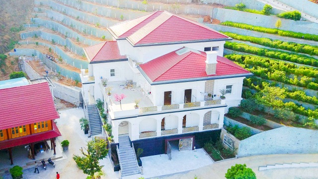 Hình ảnh khu dinh thự “siêu khủng” của Giám đốc Sở ở Yên Bái - 10
Biệt thự được sơn màu trắng và thiết kế khá hiện đại.