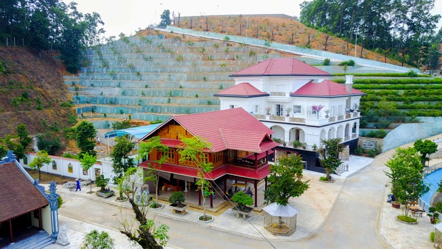 Hình ảnh khu dinh thự “siêu khủng” của Giám đốc Sở ở Yên Bái - 8 Biệt thự và nhà sàn sát nhau.