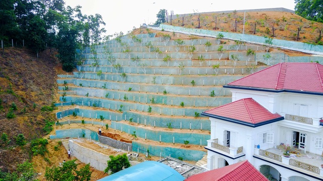 Hình ảnh khu dinh thự “siêu khủng” của Giám đốc Sở ở Yên Bái - 7
... phía sau được bố trí trồng cây theo các bậc thang bám vào triền đồi.