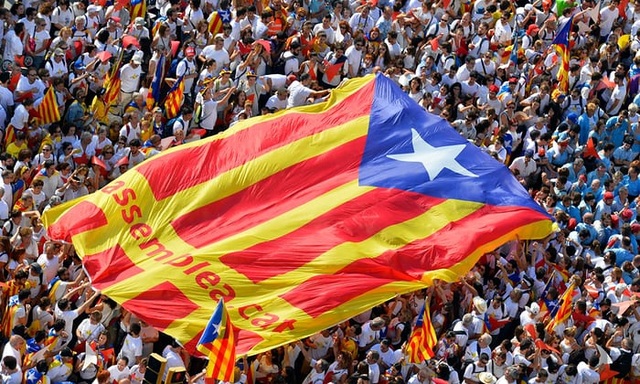 Catalonia tuyên bố trái lệnh Tây Ban Nha - 1 Người dân biểu tình ở thành phố Barcelona - thủ phủ vùng Catalonia (Ảnh: AFP)