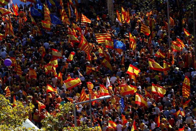 “Biển” người biểu tình đòi thống nhất Tây Ban Nha - 1 Các tuyến đường ở thành phố Barcelona, thủ phủ của vùng tự trị Catalonia, ngày 29/10 tràn ngập người biểu tình với cờ, khẩu hiệu phản đối việc chính quyền Catalonia đơn phương tuyên bố tách khỏi Tây Ban Nha.