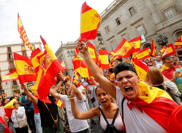 Catalonia dọa kiện chính phủ Tây Ban Nha ra tòa quốc tế - 1 Các cuộc biểu tình đòi độc lập nổ ra tại Catalonia (Ảnh: Reuters)