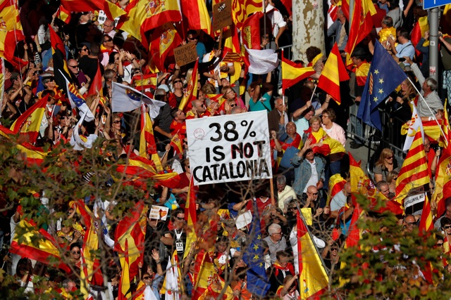 Theo cảnh sát địa phương, số người biểu tình khoảng 300.000 người. Tuy nhiên, các nhà tổ chức biểu tình nói rằng con số này lên tới 1,3 triệu người, trong khi đại diện của chính phủ trung ương Madrid tại Catalonia khẳng định số người biểu tình tại Barcelona trong ngày 29/10 vào khoảng 1 triệu người.