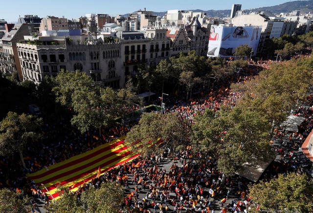 “Tôi ở đây để bảo vệ sự thống nhất của Tây Ban Nha và luật pháp. Tôi biết rốt cuộc sẽ không có sự độc lập nào (của Catalonia), nhưng tôi vẫn cảm thấy tiếc nuối cho những ai bị lừa tin vào điều đó, đồng thời thấy tiếc nuối vì sự chia rẽ mà họ gây ra trong xã hội Catalonia”, ông Alfonso Machado, 55 tuổi, cho biết khi tham gia biểu tình.