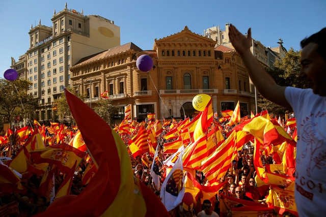 Đáp trả tuyên bố độc lập của Catalonia, chính phủ trung ương Tây Ban Nha đã tuyên bố giải tán chính quyền, cách chức Thủ hiến Carles Puigdemont, sa thải cảnh sát trưởng cùng toàn bộ thành viên cơ quan đối ngoại Catalonia cũng như tùy viên ngoại giao của Catalonia ở Brussels và Madrid.