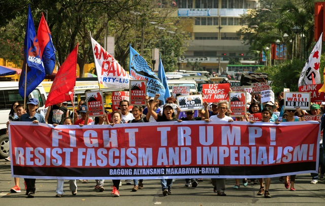 Biểu tình bùng phát khắp thế giới phản đối sắc lệnh của ông Trump - 11
Một cuộc biểu tình phản đối sắc lệnh của ông Trump cũng nổ ra tại Manila, Philippines (Ảnh: Reuters)