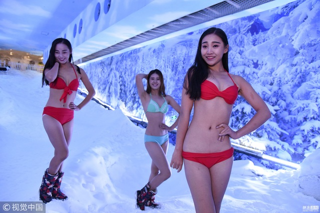 Khu du lịch hút khách bằng dàn người mẫu mặc bikini dưới cái lạnh -15 độ C - 2 Bất chấp cái lạnh, các cô gái vẫn mỉm cười rạng rỡ