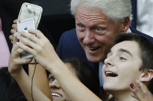 Ảnh "tự sướng" của các nguyên thủ thế giới - 5
Cựu Tổng thống Bill Clinton chụp ảnh cùng các bạn trẻ khi vận động tranh cử cho vợ tháng 10/2016. (Ảnh: AP)