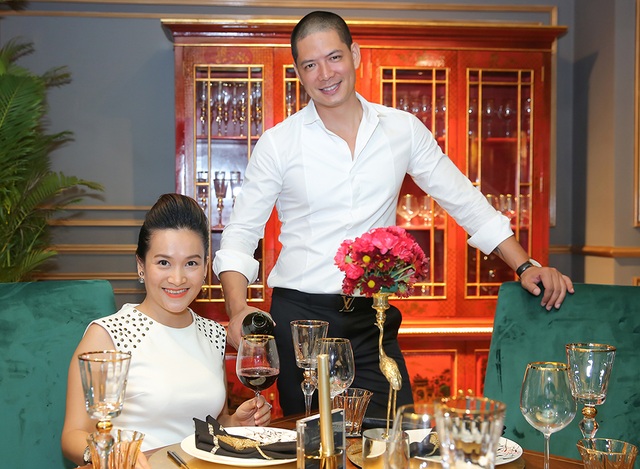 Vợ chồng Bình Minh ăn bữa tối lãng mạn; ấm áp trong tiệc sinh nhật con gái - 7 Hai vợ chồng khá bận rộn nên nhân dịp sinh nhật con gái cũng đã dành thời gian cho nhau trong bữa tối khá lãng mạn.