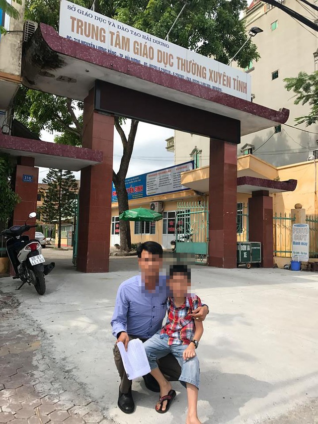 Cho thôi việc cán bộ quan hệ bất chính với đồng nghiệp - 1
Ông K. ôm con đến trụ sở cơ quan vợ để tố cáo quan hệ bất chính của vợ với một lãnh đạo cấp phòng của đơn vị.