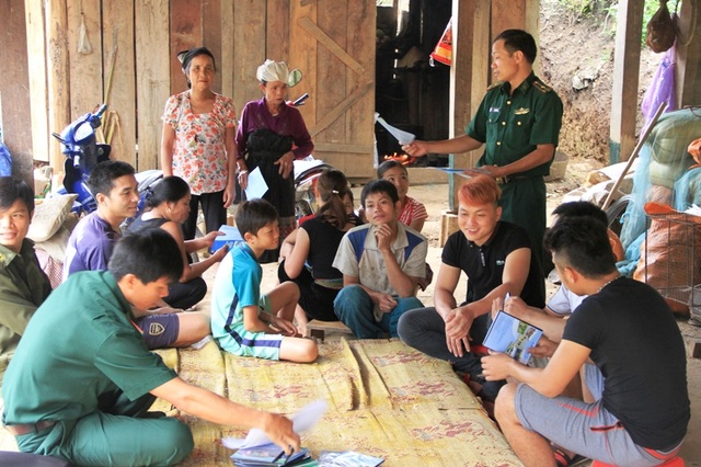 Ấm áp nghĩa tình nơi hai tuyến biên giới - 6 Các chiến sĩ Biên phòng Thanh Hóa với bà con các dân tộc thiểu số