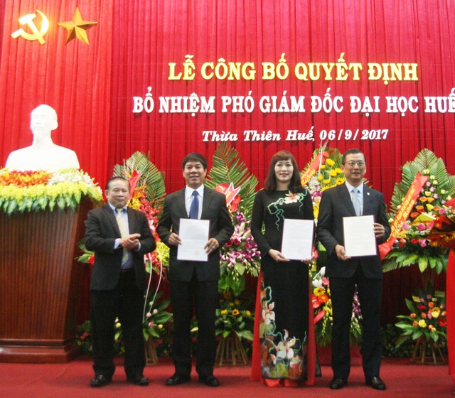 Đại học Huế có 2 Phó giám đốc mới - 1
Thứ trưởng Bộ GD-ĐT Bùi Văn Ga (ngoài cùng bên trái) trao quyết định bổ nhiệm, bổ nhiệm lại cho 3 Phó Giám đốc ĐH Huế.