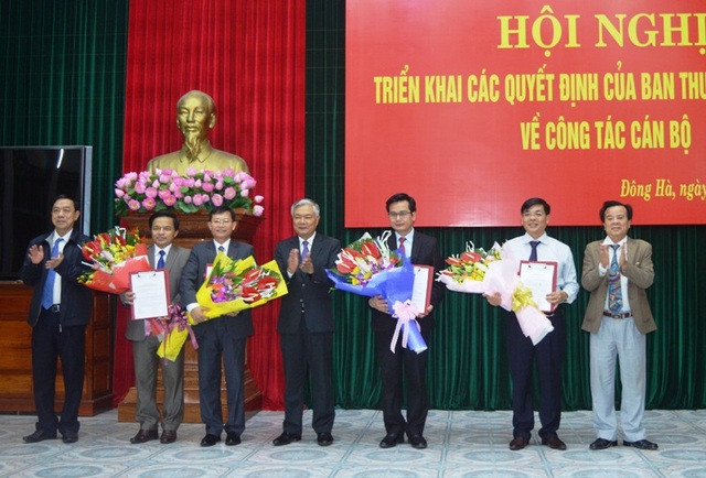 Thay thế chủ tịch huyện vì “không hoàn thành nhiệm vụ” - 1 Đại diện Ban Thường vụ Tỉnh Uỷ Quảng Trị trao quyết định bổ nhiệm, luân chuyển cán bộ