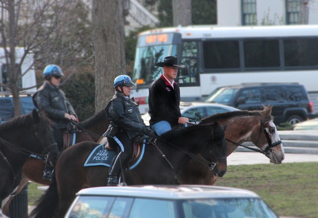 
Bộ trưởng Nội vụ Mỹ Ryan Zinke (người đội mũ cao bồi) cưỡi ngựa đi làm trong ngày đầu tiên. (Ảnh: Getty)
