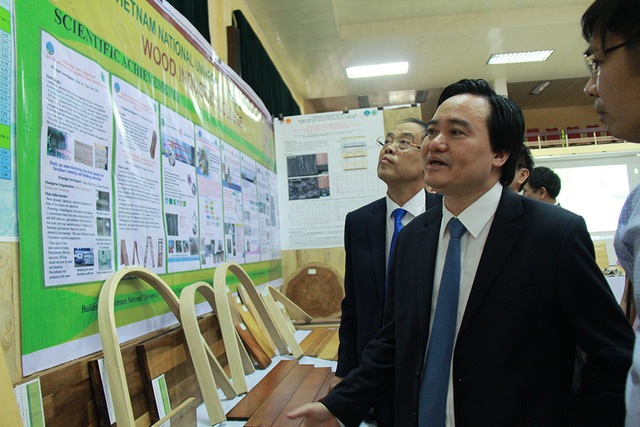 Trường đại học phải mạnh dạn tự chủ mới nhanh chóng thoát khỏi khó khăn - 2
Đối với việc rà soát ngành nghề, Bộ trưởng lưu ý, các trường thường bị rơi vào “bẫy” có bề dày lịch sử.