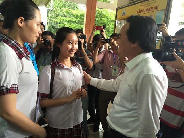 Những vui buồn của giáo dục đại học năm 2017 - 2 Thí sinh thi kỳ thi THPT quốc gia năm 2017 được Bộ trưởng Phùng Xuân Nhạ động viên