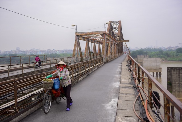 Cận cảnh nơi phát hiện quả bom Mỹ dưới cầu Long Biên - 2
Thời chống Mỹ, trong hai cuộc chiến tranh phá hoại miền Bắc vào năm 1965 và năm 1972, cầu Long Biên đã bị ném bom tới 14 lần làm sập 7 nhịp cầu. Các nhịp cầu bị phá huỷ sau đó được xây dựng lại có hình dáng như ngày nay.