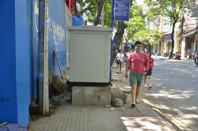 Hàng loạt bốt điện “khủng” chiếm trọn vỉa hè quận 1 - 6 Hàng loạt bốt điện “khủng” chiếm trọn vỉa hè quận 1 - 6
