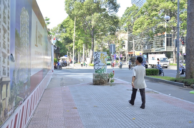 Hàng loạt bốt điện “khủng” chiếm trọn vỉa hè quận 1 - 10
Một số tuyến đường có vỉa hè rất đẹp nhưng lại tồn tại các tủ điện, cáp viễn thông cực kỳ phản cảm.