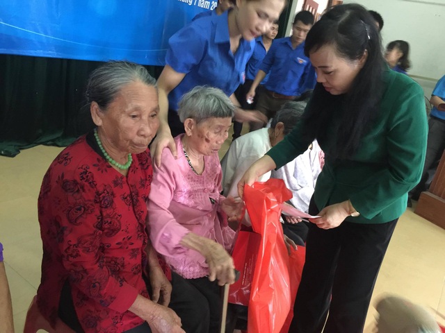 Bộ trưởng Bộ Y tế Nguyễn Thị Kim Tiến thăm hỏi, tặng quà cho người dân. Ảnh: H.Hải
