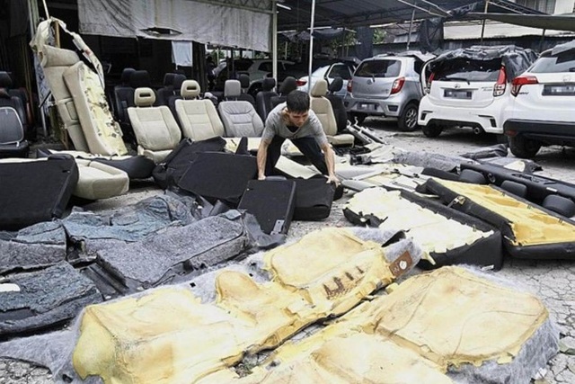 Malaysia: Xe bị ngập nước đổ về chật kín các gara ô tô - 8 Malaysia: Xe bị ngập nước đổ về chật kín các gara ô tô - 8