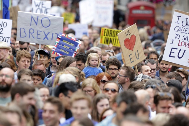 Một nhóm người Anh biểu tình phản đối Brexit tháng 7/2016 tại London. (Ảnh: Reuters)