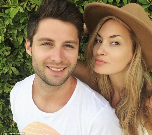 Chuyện tình lãng mạn của hotgirl mê du lịch - 1
Brie Elizabeth, 28 tuổi, và Matthew Benfell, 31 tuổi, đã hò hẹn 3 năm và sắp làm đám cưới.