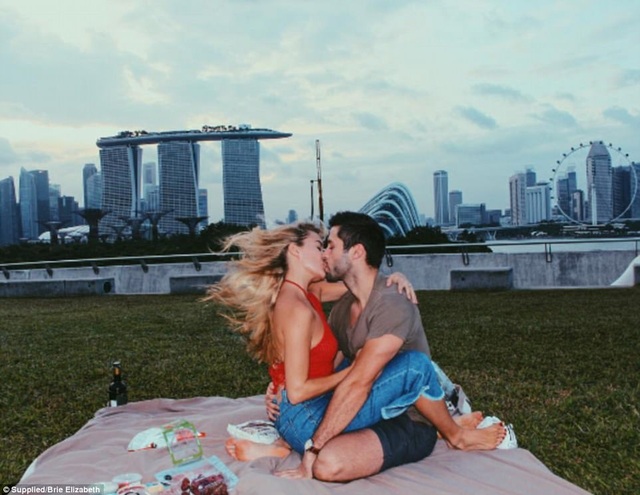Chuyện tình lãng mạn của hotgirl mê du lịch - 3
Brie và Matthew gặp nhau lần đầu khi Brie mới 16 tuổi nhưng quá nhút nhát không dám ngỏ lời làm quen với anh chàng trong mộng.