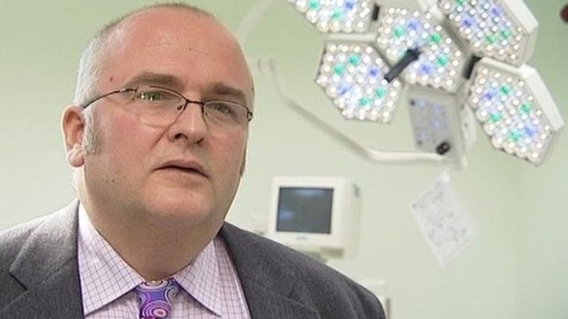 Bác sĩ phẫu thuật khắc tên mình lên gan bệnh nhân - 1
Ông Simon Bramhall (Ảnh: BBC)