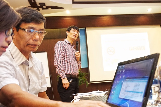 Giá thuốc lá Việt Nam rẻ gần nhất thế giới - 1 BS Lâm đưa ra nhiều bằng chứng về tăng thuế thuốc lá sẽ giảm tỉ lệ hút thuốc. Ảnh: Phú Thọ.