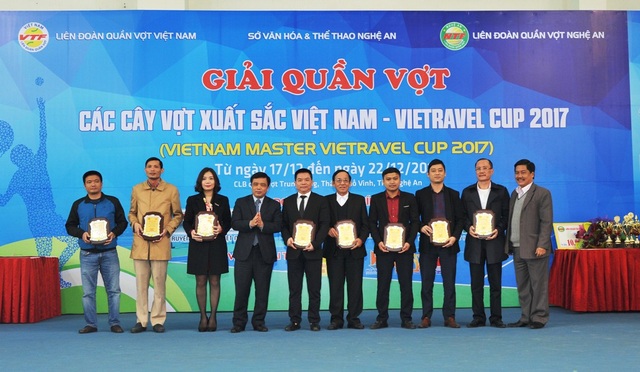 Khởi tranh giải quần vợt các cây vợt xuất sắc Việt Nam - 2 BTC trao kỷ niệm chương cho các nhà tài trợ chính của giải.