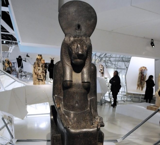 Ai Cập phát hiện thêm 27 pho tượng nữ thần chiến tranh Sekhmet - 1
Bức tượng nữ thần Sekhmet được trưng bày trong triển lãm Les maitres du desordre. (Nguồn: AFP).