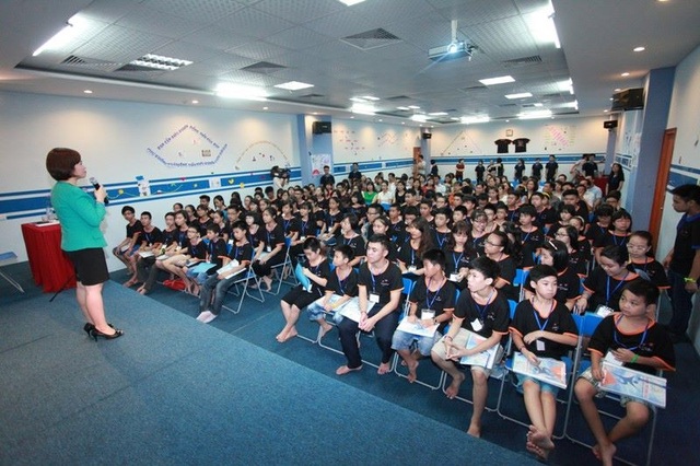 Để con học, trải nghiệm cách kiếm, sử dụng tiền như các tỷ phú - 1 Chuyên gia giáo dục - Diễn giả Bùi Thu Hiền tại chương trình Vươn tới đỉnh cao.