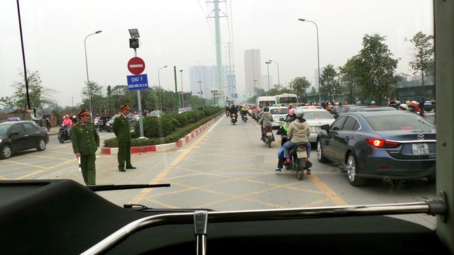 Buýt nhanh đứng chờ... xe máy vượt dải phân cách - 4 Tại các điểm quay đầu xe, công an, Cảnh sát giao thông và Thanh tra giao thông luôn túc trực, tổ chức phân làn, hướng dẫn các phương tiện khác không lưu thông vào phần đường dành riêng cho xe buýt nhanh; đồng thời tránh ùn ứ tại các điểm này.