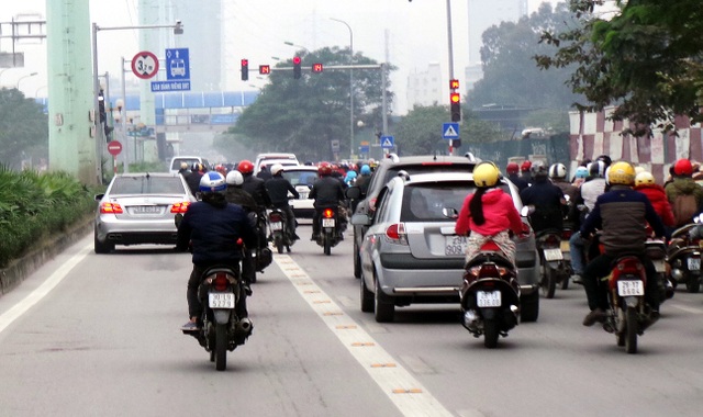 Buýt nhanh đứng chờ... xe máy vượt dải phân cách - 3
Một số đoạn đã có làn đường dành riêng cho xe buýt nhanh. Dù lực lượng chức năng đã kẻ vạch phân làn, cắm biển báo nhưng do diện tích giao thông hạn hẹp, nhiều ô tô, xe máy vẫn lạc vào đường riêng này.
