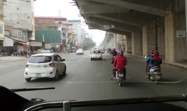 Buýt nhanh đứng chờ... xe máy vượt dải phân cách - 2
Đường Quang Trung (Hà Đông), đoạn gần Bến xe Yên Nghĩa, chưa có làn đường dành riêng cho xe buýt nhanh.