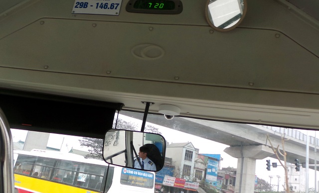 Buýt nhanh đứng chờ... xe máy vượt dải phân cách - 1
PV Dân trí trải nghiệm trên một chuyến xe buýt nhanh vào giờ cao điểm sáng 3/1, ngày đầu tiên người dân trở lại đi làm sau kỳ nghỉ Tết Dương lịch. 7h20, chiếc xe buýt BKS 29B-146.67 rời Bến xe Yên Nghĩa.