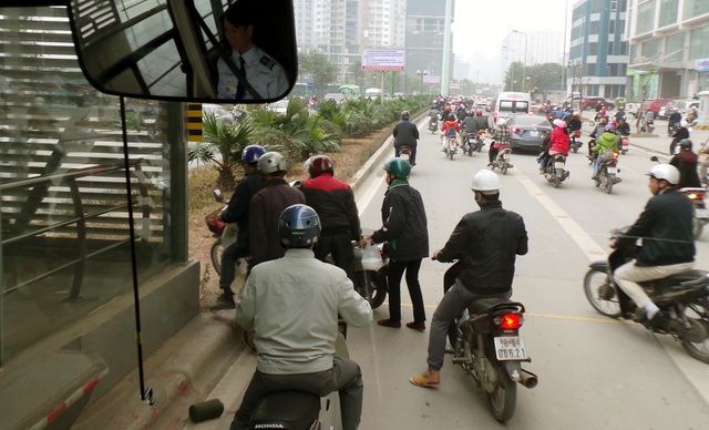 Buýt nhanh đứng chờ... xe máy vượt dải phân cách - 8
Nhiều người đi xe máy khiêng xe qua dải phân cách để tránh dòng phương tiện ùn ứ phía trước, gây cản trở đường đi của buýt nhanh.